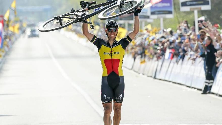 Philippe Gilbert entró en meta con la bicicleta en su manos.