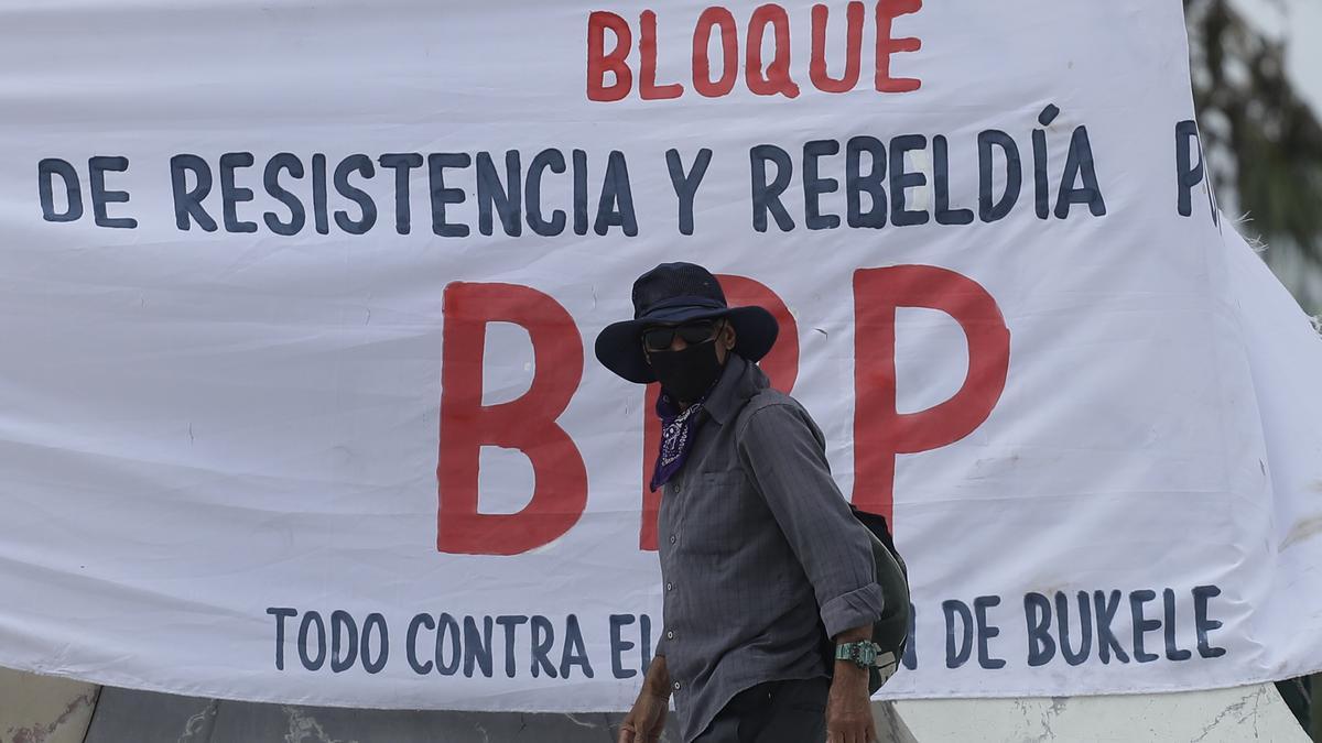 Sindicalistas salvadoreños protestan y rechazan posible reelección de Bukele