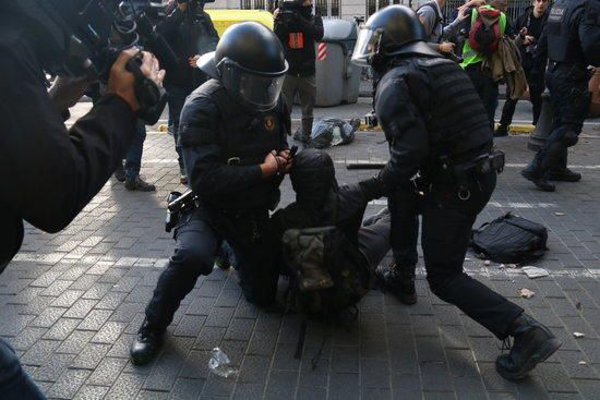 Mossos reduïnt manifestants a les Drassanes