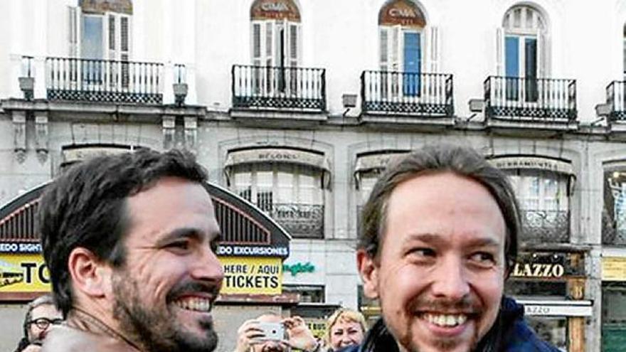 Garzón i Iglesias escenifiquen l&#039;acord amb una abraçada