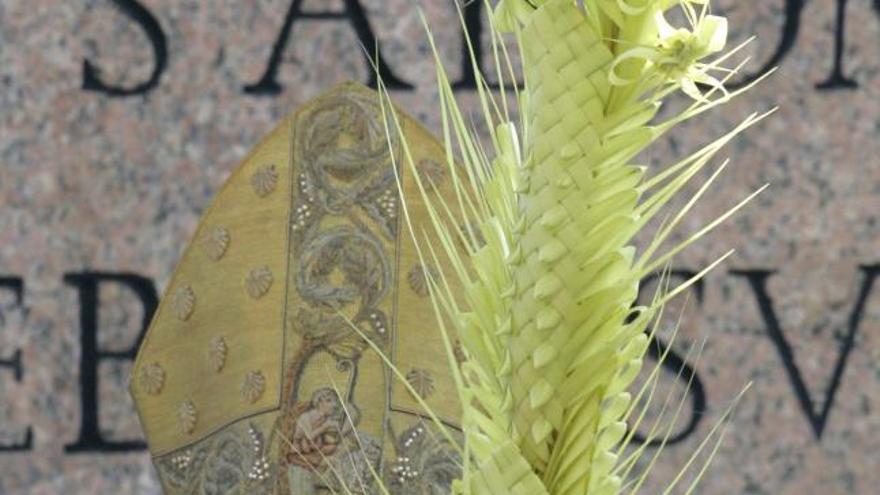 El papa Benedicto XVI sujeta una hoja de palma durante una misa con motivo del Domingo de Ramos en la plaza de San Pablo de El Vaticano, el 5 de abril de 2009. Hoy se conmemora la entrada triunfal de Jesucristo en Jerusalén y comienza la Semana Santa cristiana. EFE