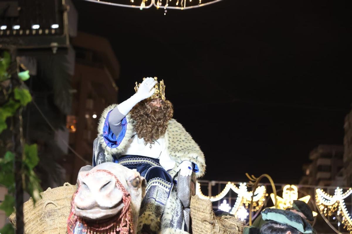 Alicante desafía las bajas temperaturas para ver la Cabalgata de Reyes Magos