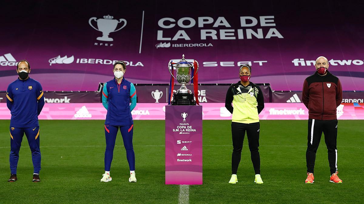 Los entrenadores y las capitanas, antes de la final de Copa