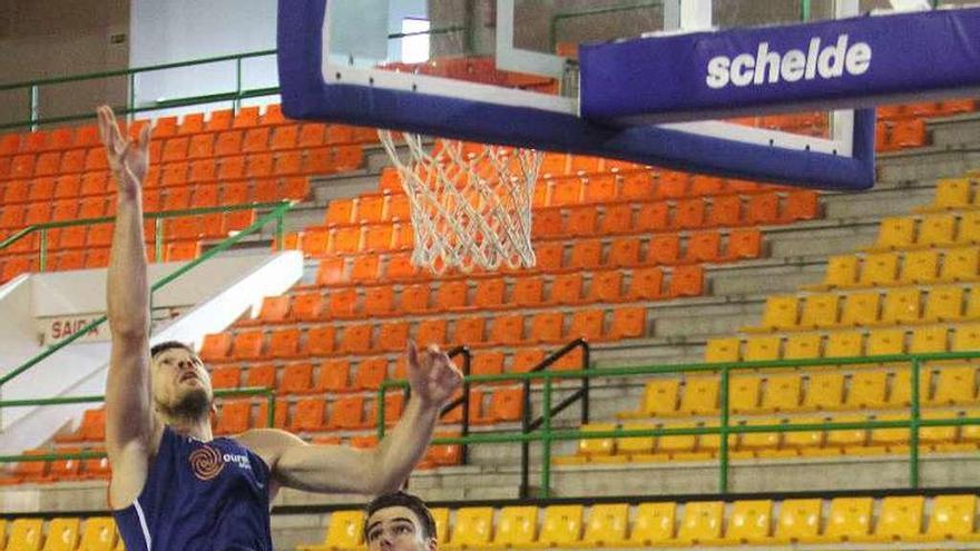 Los jugadores del COB en un entrenamiento en el Pazo. // Iñaki Osorio