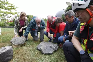 Así fue la complicada operación para recuperar dos huellas de dinosaurio terópodo en los acantilados de Villaviciosa