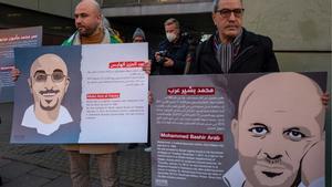 CONSTANTN ZINNTrial starts in Frankfurt for crimes against humanity in SyriaFrankfurt Am Main (Germany), 19/01/2022.- Men react during the start of the trial of doctor Alaa M. at the Higher Regional Court in Frankfurt am Main, Germany, 19 January 2022. Alaa M., a Syrian doctor, is on trial for crimes against humanity for allegedly torturing and killing people in Syria. (Alemania, Siria) EFE/EPA/CONSTANTN ZINNFRANKFURT AM MAIN [Municipio]