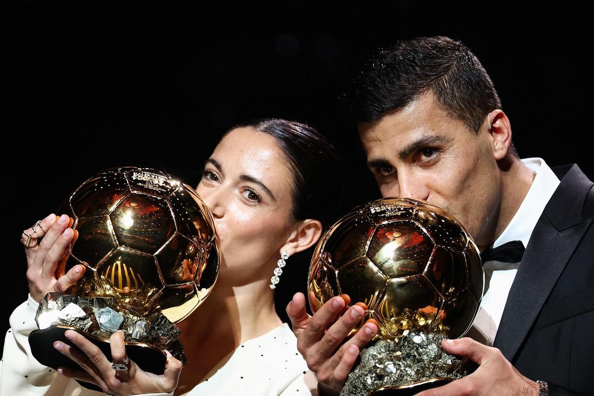 Aitana Bonmatí y Rodri Hernández besan sus Balones de Oro.