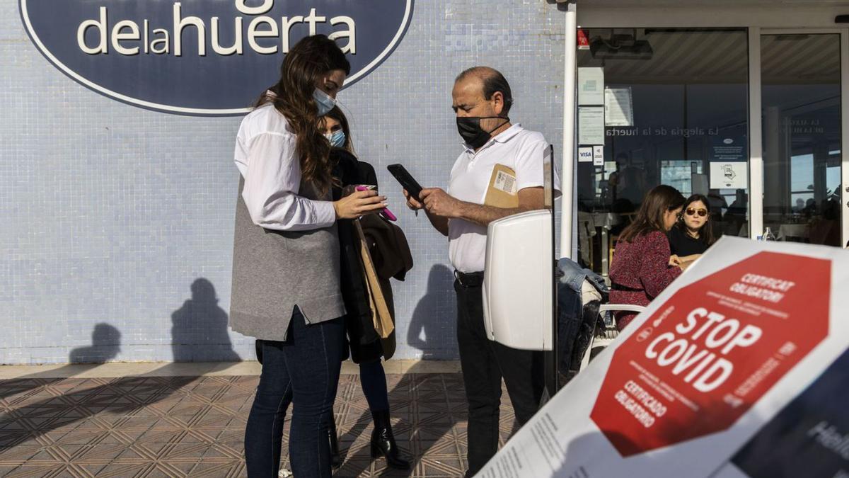 Trabajador de un restaurante de la Malva-rosa pidiendo el certificado covid este mes. | GERMÁN CABALLERO