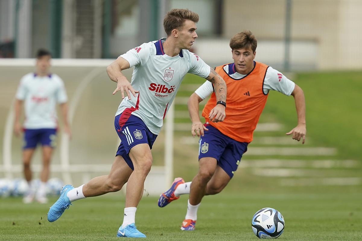 Pablo Barrios y Pablo Torre, en un entrenamiento de la selección española sub-21