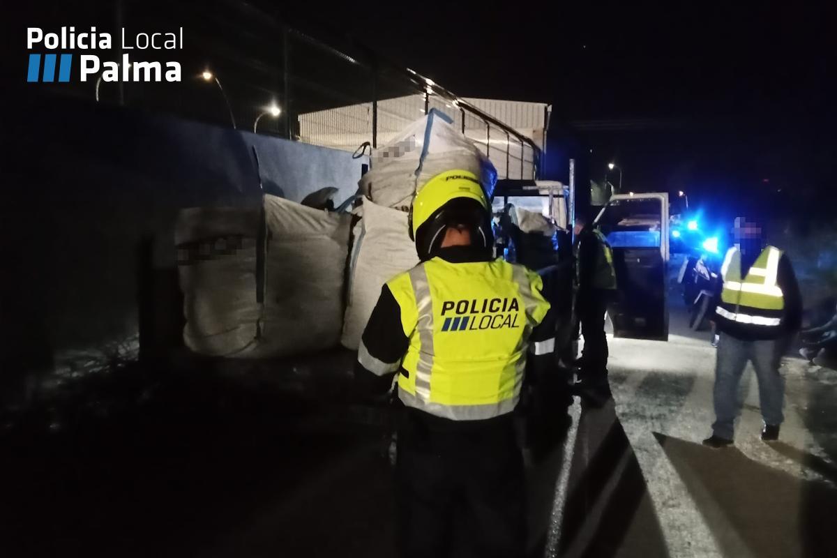 Varios agentes, junto a uno de los camiones.