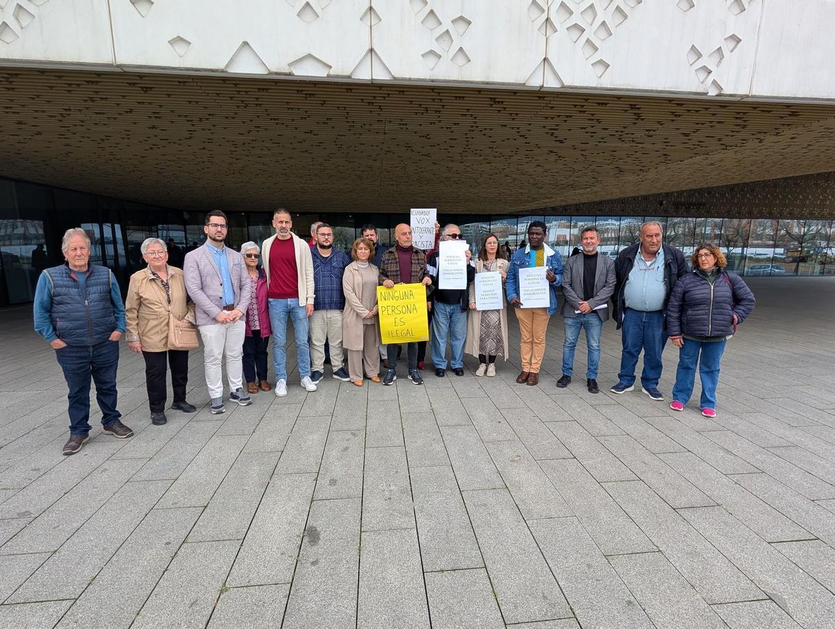Concejales de PSOE y Hacemos, junto a colectivos de inmigrantes, a las puertas de la Fiscalía.