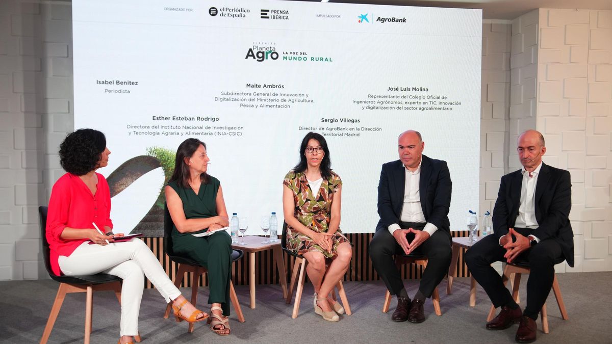 De izquierda a derecha, la periodista Isabel Benítez; Esther Esteban Rodrigo, directora del Instituto Nacional de Investigación y Tecnología Agraria y Alimentaria (UNIA-CSIC); Maite Ambrós, subdirectora general de Innovación y Digitalización del Ministerio de Agricultura, Pesca y Alimentación; Sergio Villegas, director de AgroBank en la Dirección Territorial de Madrid, y José Luis Molina, representante del Colegio Oficial de Ingenieros Agrónomos, y experto en TIV, innovación y digitalización del sector alimentario.