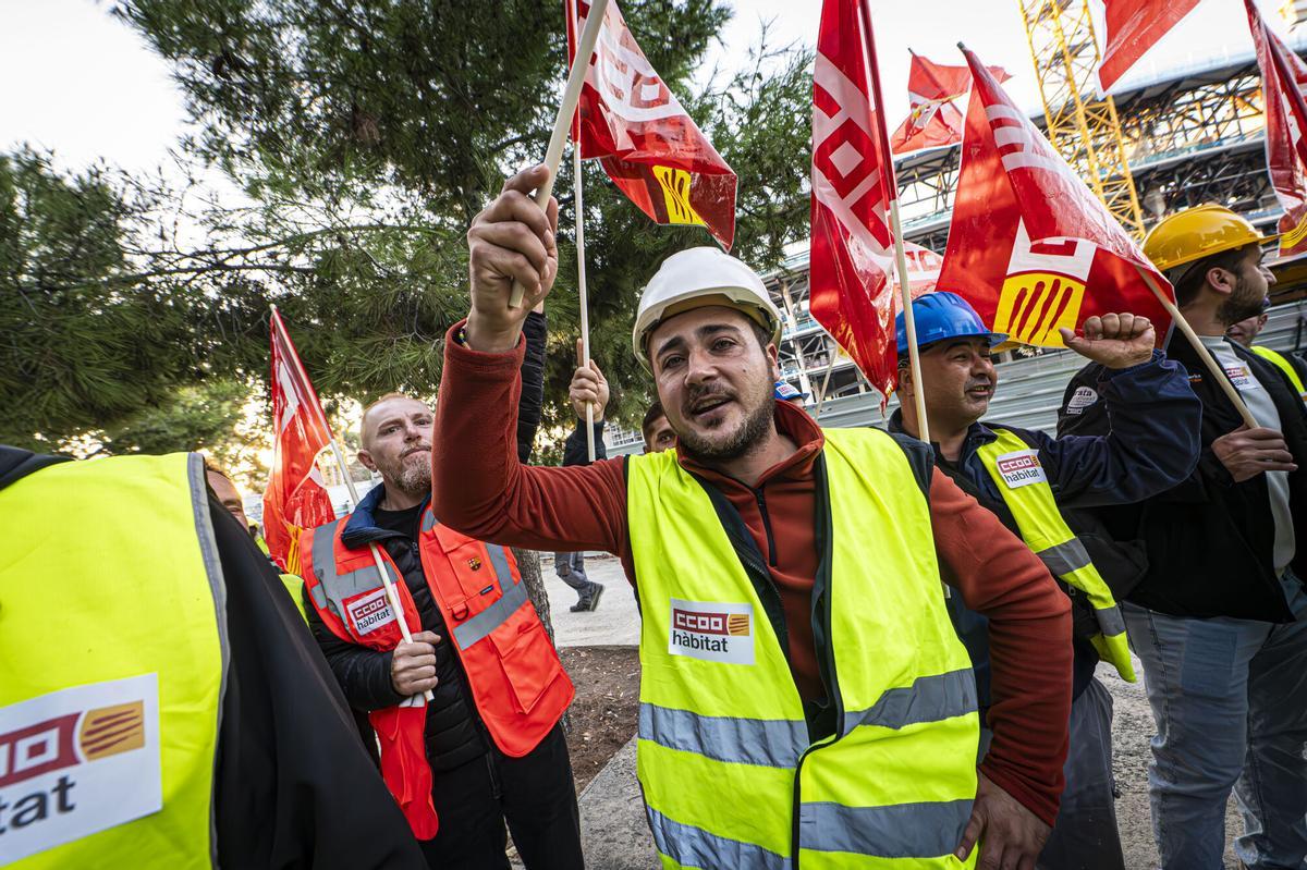 Protesta de trabajadores turcos despedidos de las obras del Camp Nou.
