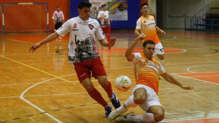 La defensa cartagenera frena un contragolpe llevado por el local Sergio.