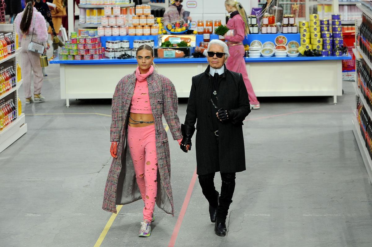 Cara Delevingne junto a Karl Lagerfeld, en París Fashion Week 2014