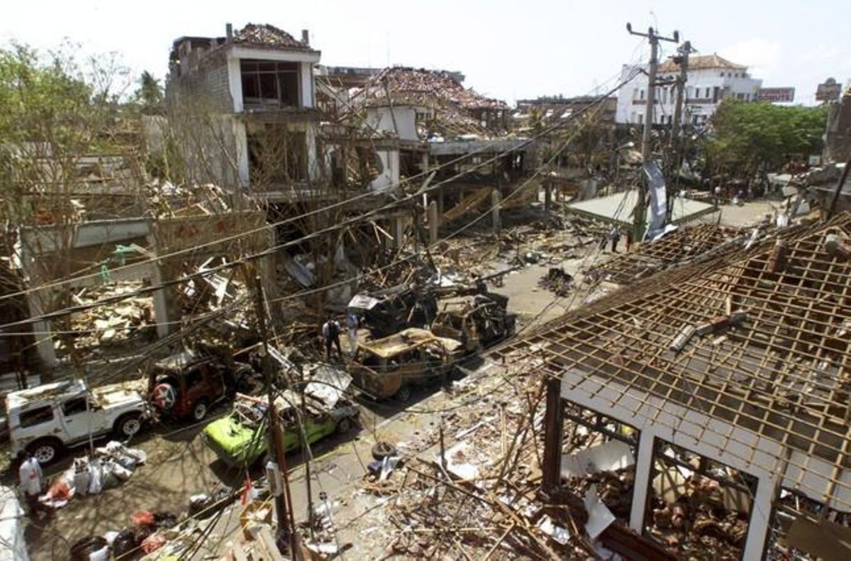12 d’octubre del 2002. Vista general de Kuta, a l’illa de Bali, lloc on van esclatar diverses bombes. El resultat, 202 persones mortes.