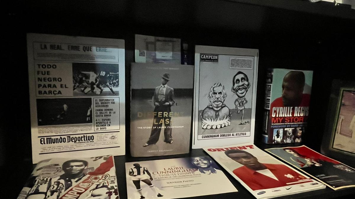 Recortes de prensa de la época en la que jugó Laurie Cunningham y el libro 'Different Class' de Dermot Kavanagh que cuenta su historia de vida.