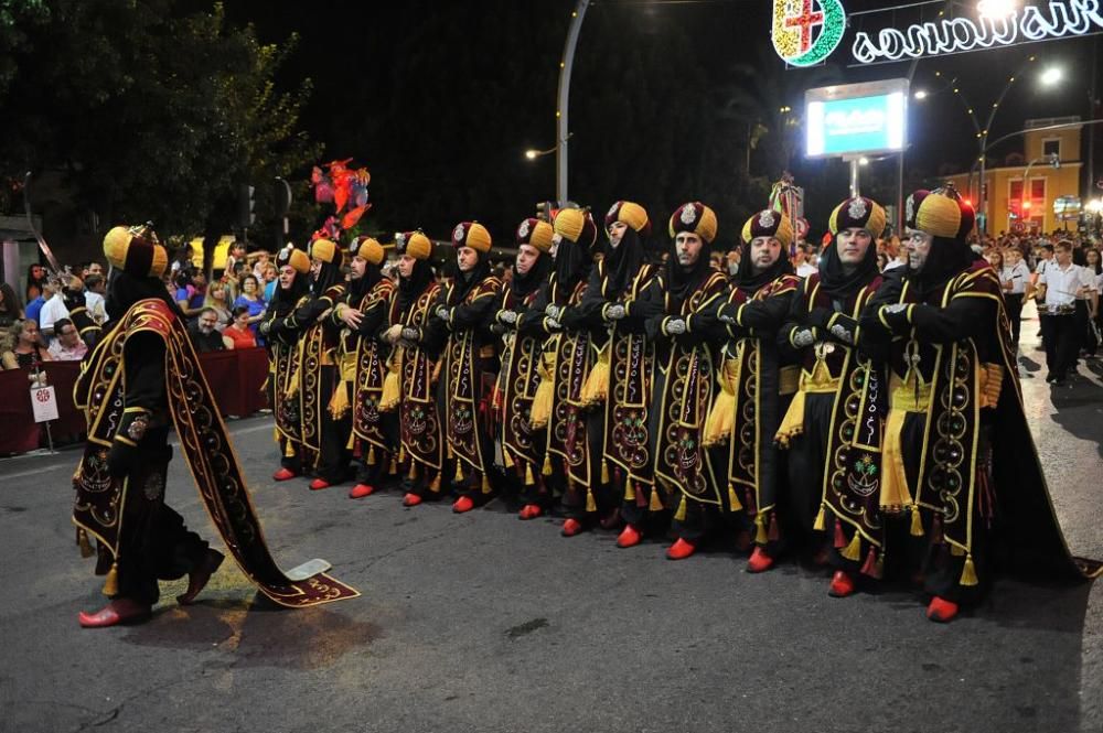 Desfile de Moros y Cristianos por las calles de Mu