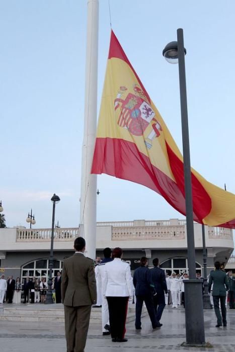 Honores a la bandera en el puerto