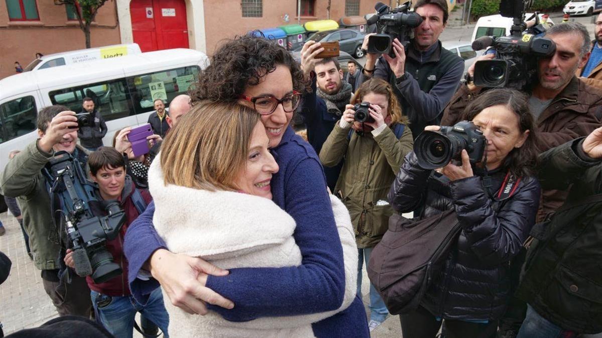 Carme Forcadell y Marta Rovira se abrazan este domingo en el mitin de ERC en Badalona.