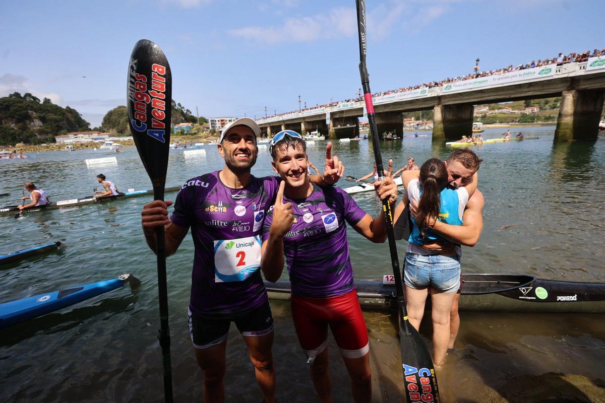 Así fue la llegada de infarto de los ganadores del Descenso del Sella: Walter Bouzán y Bertín Llera hacen historia tras un espectacular esprint
