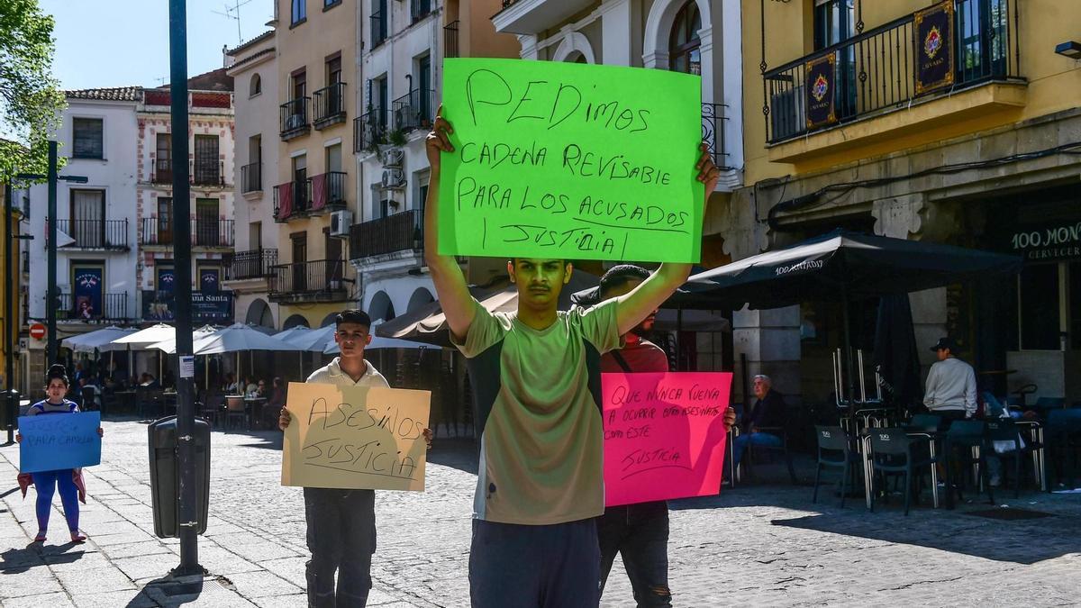 Los padres de la niña muerta en el tiroteo de Plasencia y la joven herida se personan en la causa.