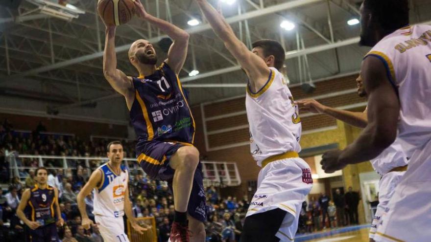 Andrés Miso tira a canasta en el partido ante el Cocinas.com disputado en Pumarín.