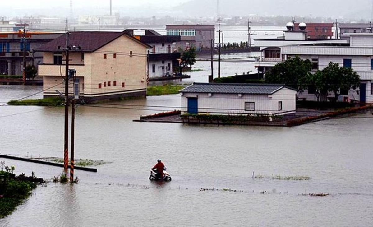 Un motorista intenta avançar pels carrers del comtat de Yilan, al nord de Taiwan, inundats després del pas del tifó Megi.