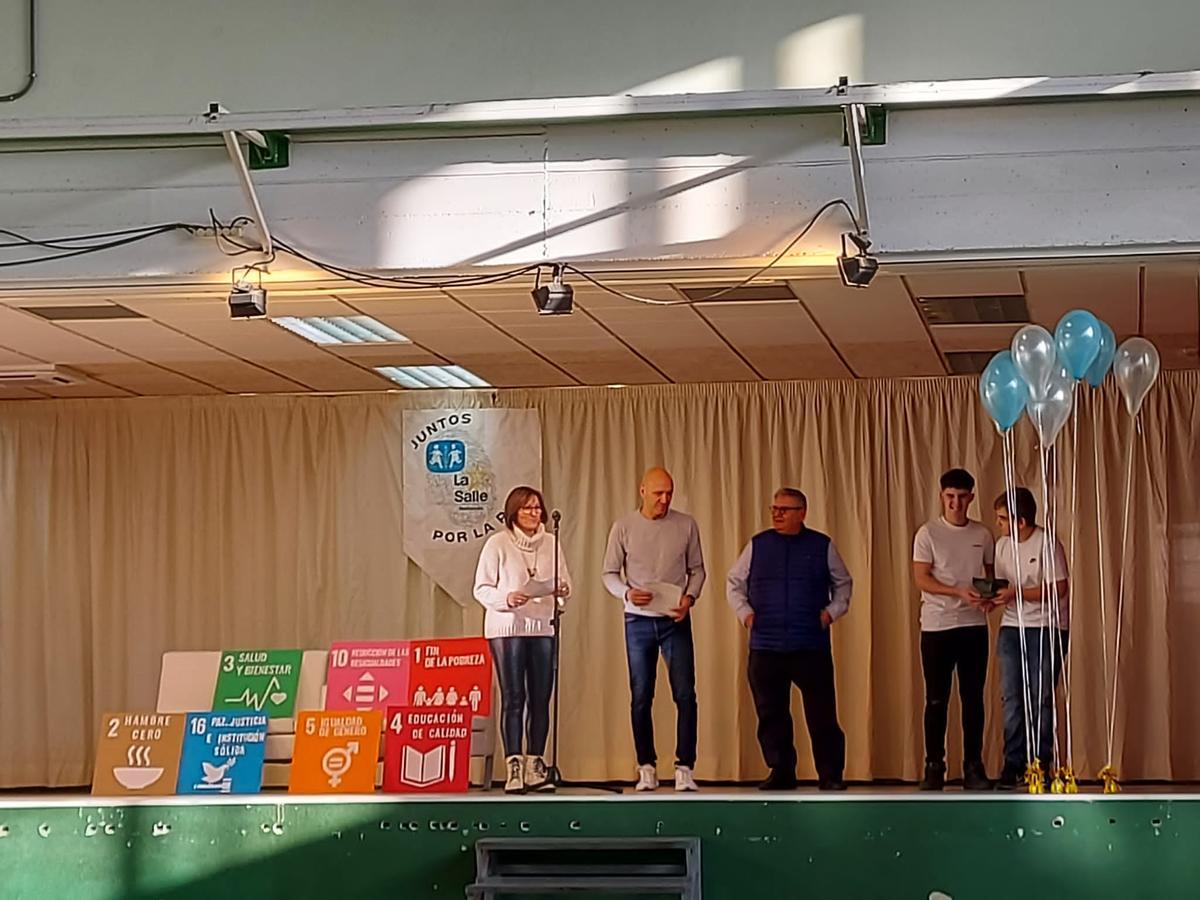 Entrega del Premio de la Paz del colegio a la ONG Aldeas Infantiles SOS.