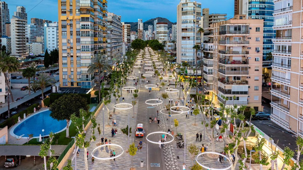 Las luces de la avenida del Mediterráneo de Benidorm.