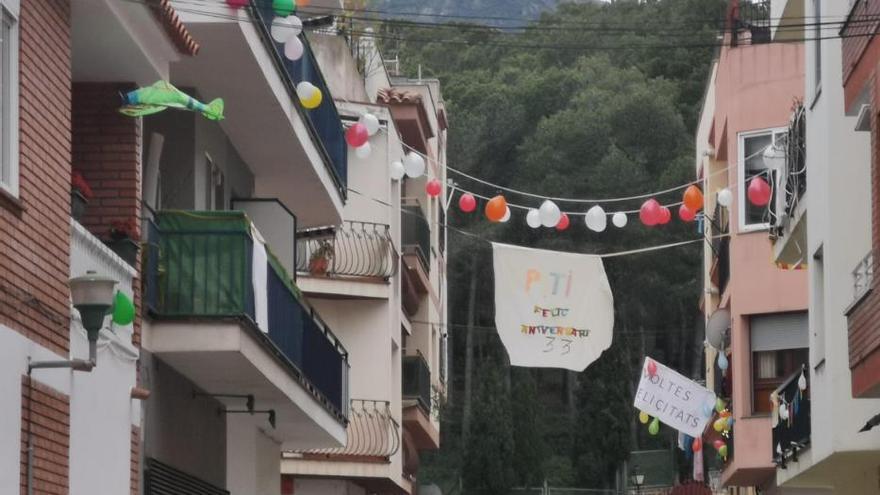 El confinament al carrer Ebre de Llançà: Festes d&#039;aniversari, aplaudiments i vermuts