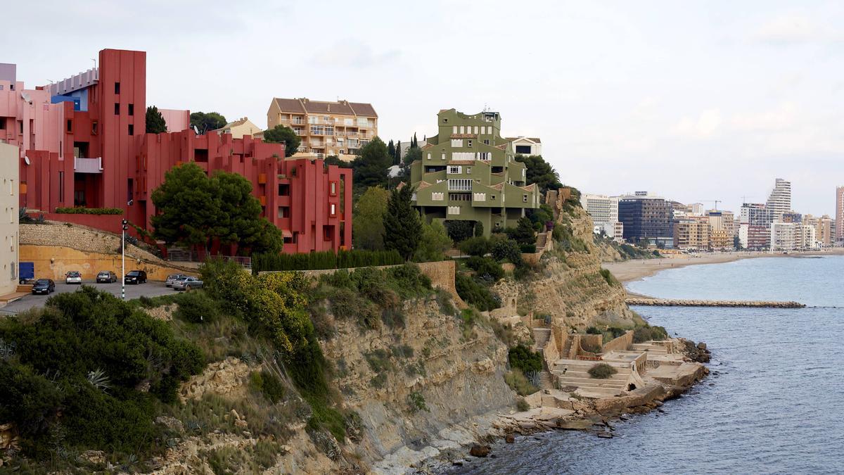 La Muralla Roja, el Xanadú y, abajo, el club social en ruinas.