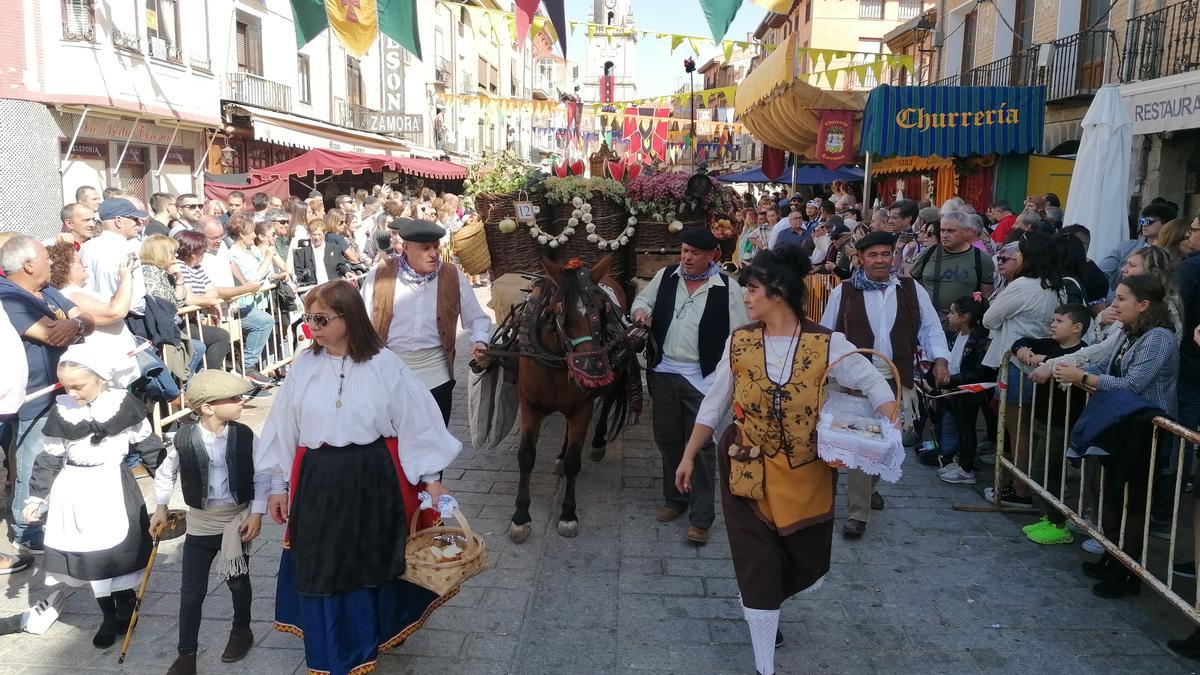 Uno de los carros participantes desfila por la Plaza Mayor de Toro