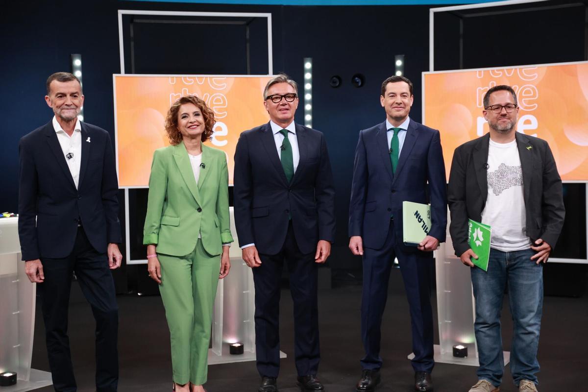 Los candidatos de los cinco partidos con representación parlamentaria -PP, PSOE, Vox, Por Andalucía y Adelante Andalucía- han llegado a la sede de la RTVE andaluza para participar este lunes en el debate que la radiotelevisión pública celebra con motivo de las elecciones autonómicas del 17 de mayo.