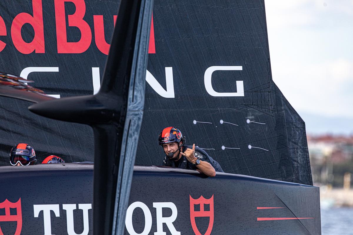 Un tripulante de Alinghi Red Bull Racing saluda al acabar una regata de la Louis Vuitton Cup.