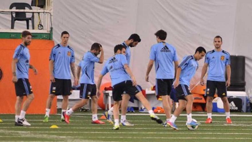 La Roja entrena bajo techo