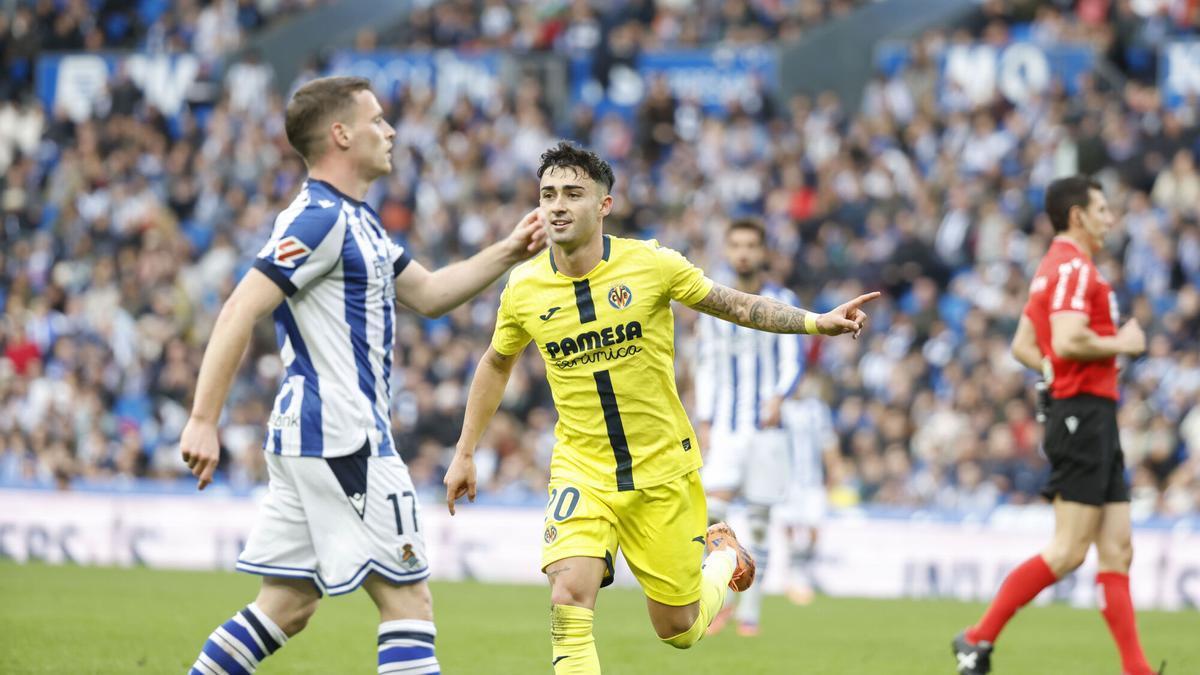 Alberto Moleiro celebrando uno de los dos tantos que anotó en Anoeta
