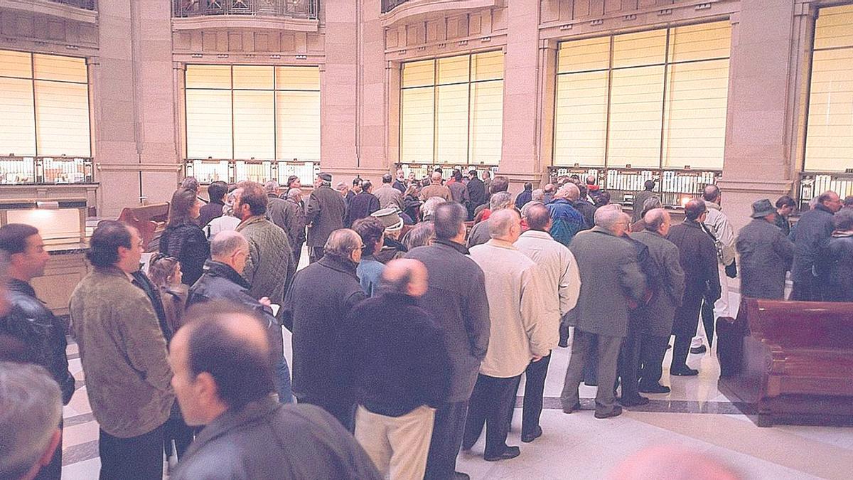 Cues en una seu del Banc d&#039;Espanya per aconseguir euros l&#039;1 de gener de fa 20 anys