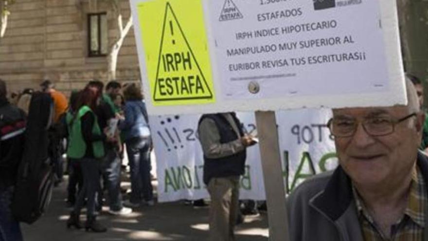 Protesta frente a la Audiencia de Barcelona contra el Ã­ndice IRPH.