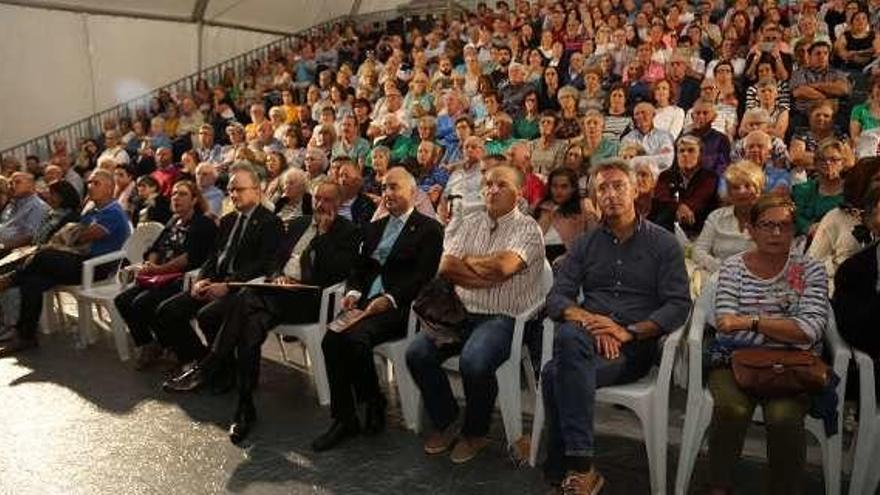 El alcalde, sentado en primera fila (2º d.) en la carpa, ayer.