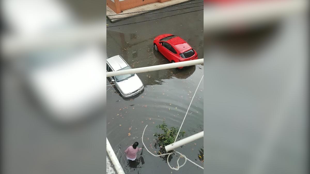 Una impresionante tromba de agua provoca inundaciones en varias zonas de Gijón