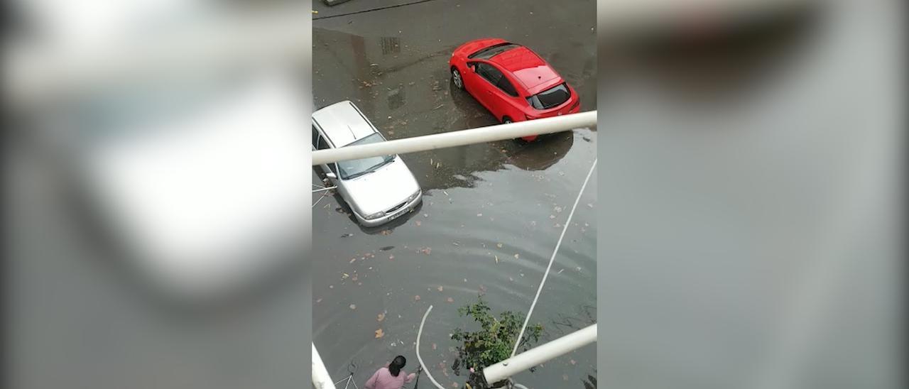 Una impresionante tromba de agua provoca inundaciones en varias zonas de Gijón