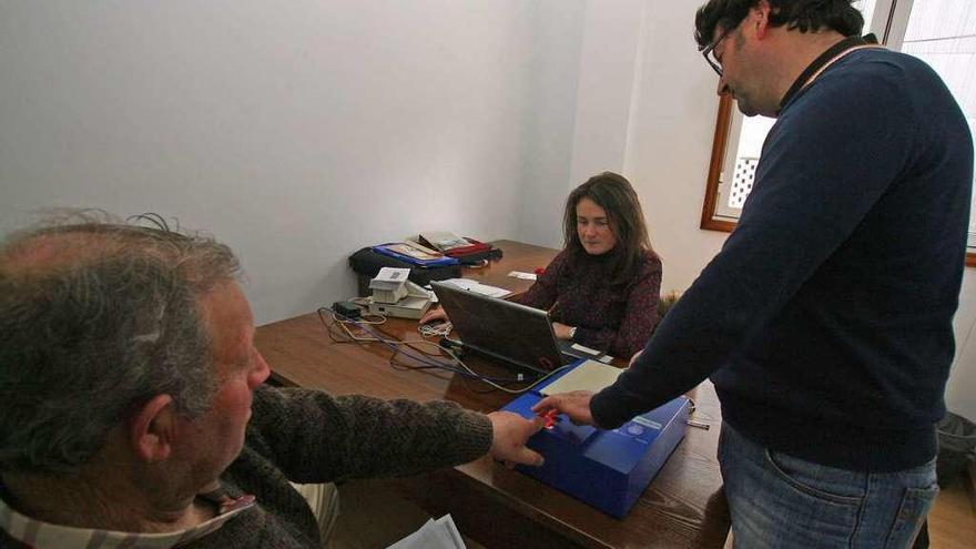 Funcionarios de la Comisaría Provincial, atendiendo el servicio en A Estrada, ayer. // Bernabé/Adrián Rei