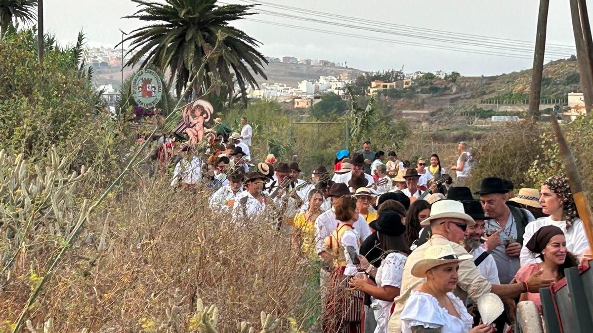 San Lorenzo echa a andar entre carretas, folías y raíces canarias en la Romería de la Ofrenda