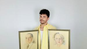 José Ramón González amb els dos retrats recuperats de la ballarina Àurea de Sarrà i el seu marit, el crític dart José Francés.