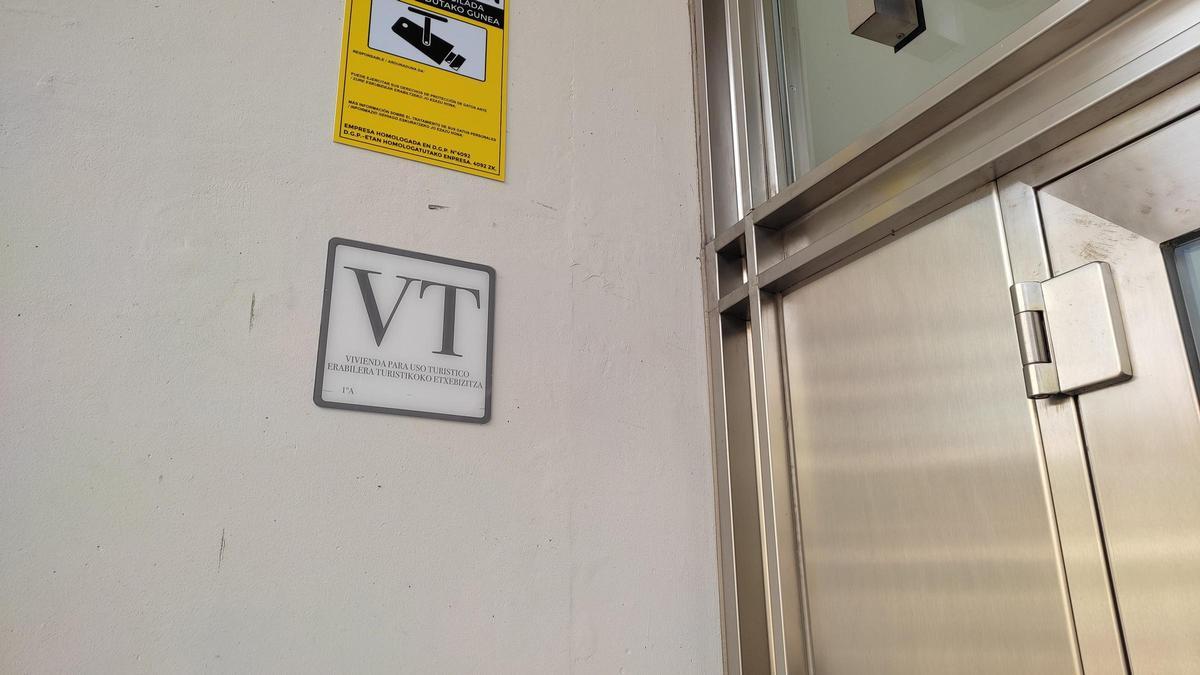 Archivo - Cartel de una vivienda turística