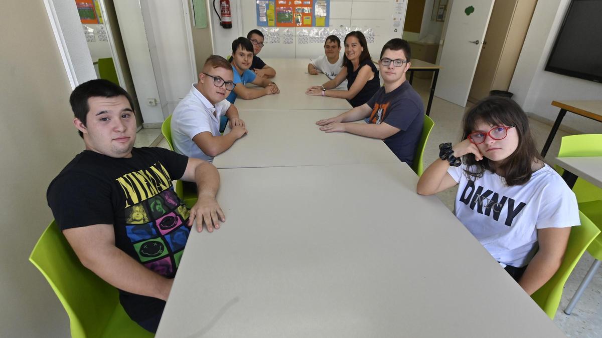 Estudiantes de instituto en un taller de la Fundación Síndrome de Down con la coordinadora del taller