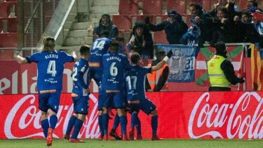 Els jugadors de l&#039;Alabès celebren el gol del triomf a Montilivi