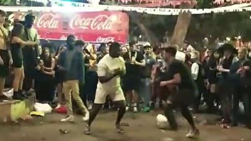 Un momento de la 'pelea' en el Carnaval de Santa Cruz de Tenerife.