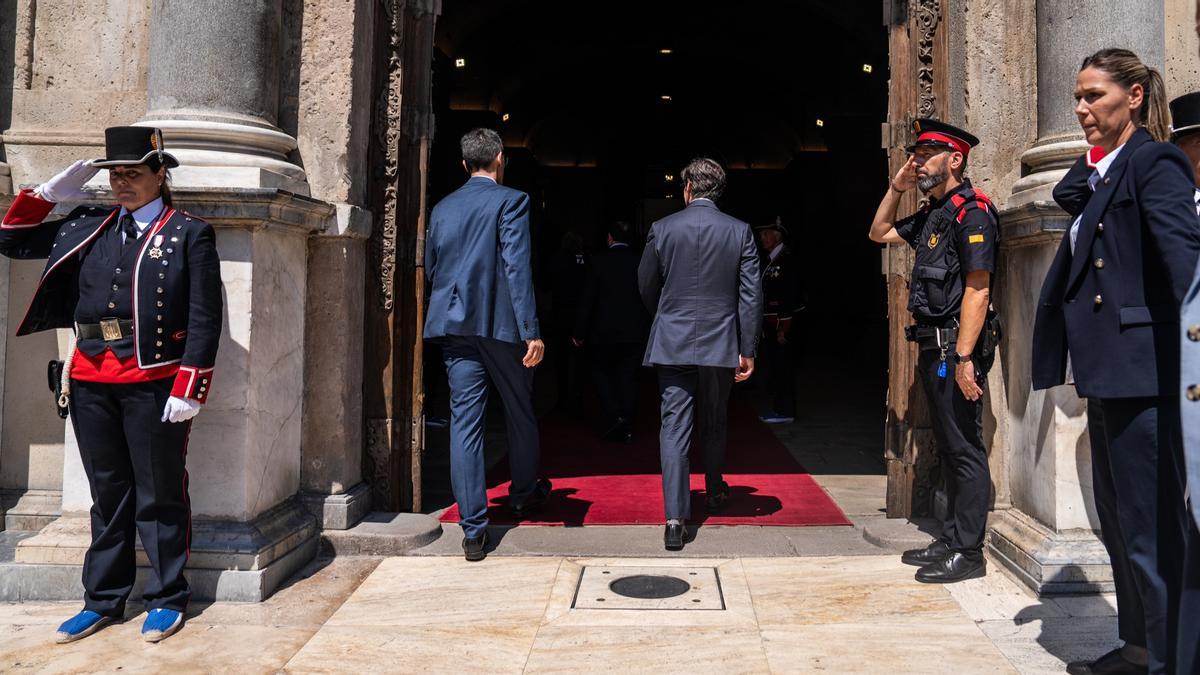 Salvador Illa sale del Palau de la Generalitat a saludar a sus seguidores en la plaza Sant Jaume